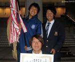 優勝旗と記念写真
